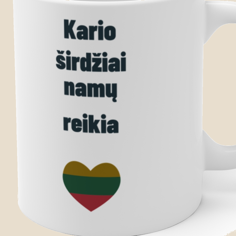 Kario širdis visada namuose – Kario širdžiai namų reikia — Puodelis, artimas spaudos vaizdas