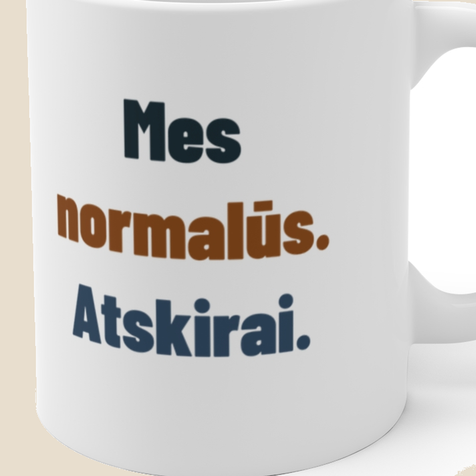 Mes normalūs. Atskirai. — Puodelis, artimas spaudos vaizdas