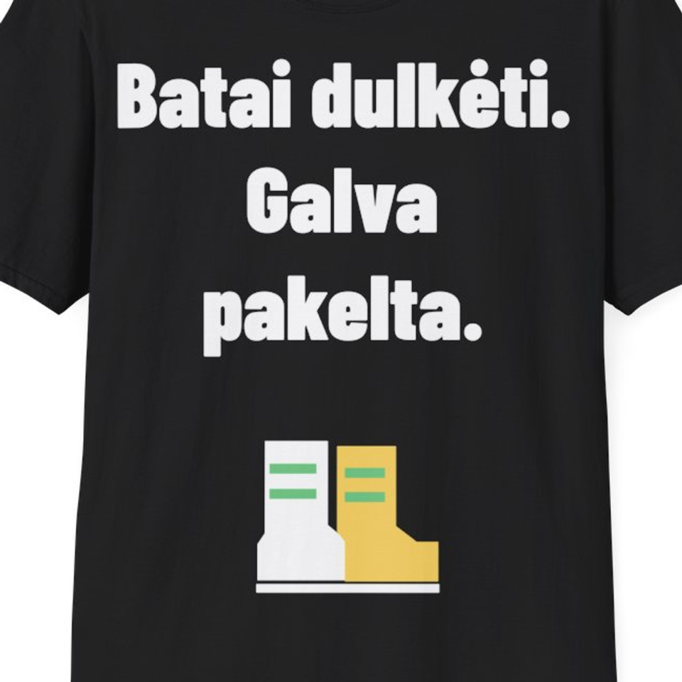 Batai dulkėti. Galva pakelta. — Marškinėliai, artimas spaudos vaizdas
