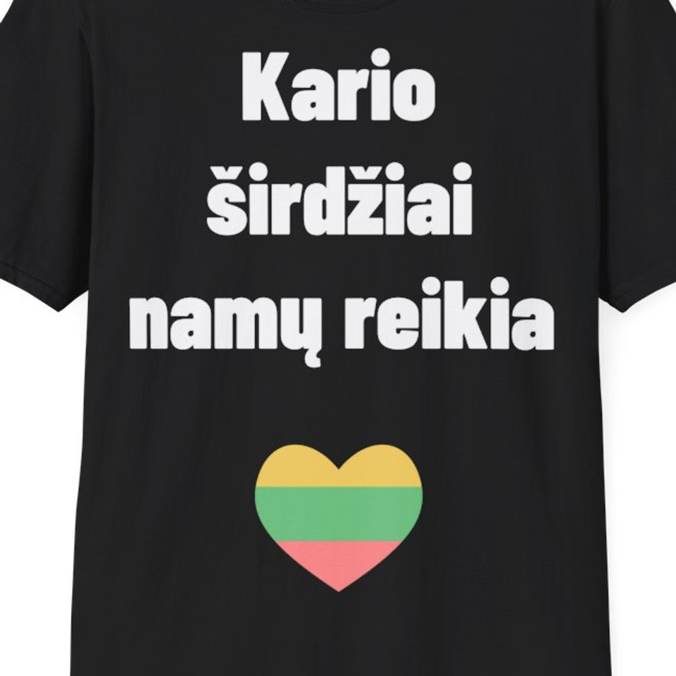Kario širdis visada namuose – Kario širdžiai namų reikia — Marškinėliai, artimas spaudos vaizdas