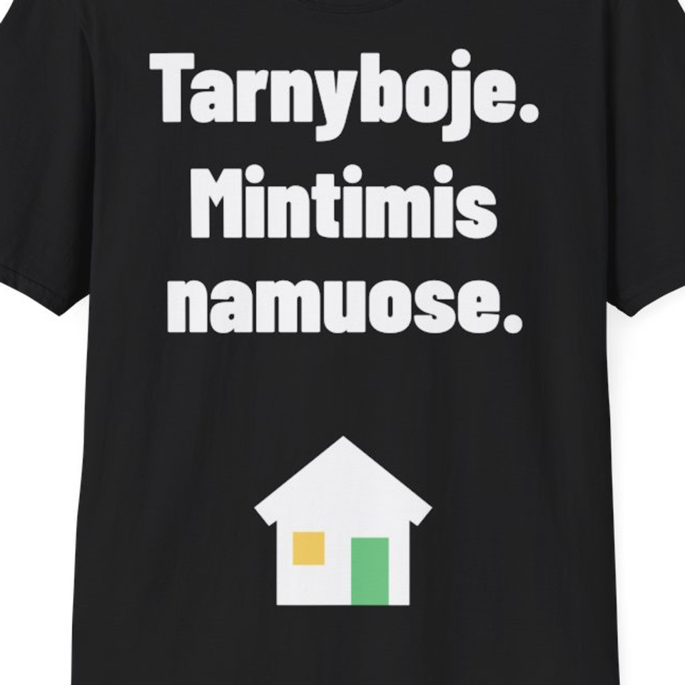 Tarnyboje. Mintimis namuose. — Marškinėliai, artimas spaudos vaizdas