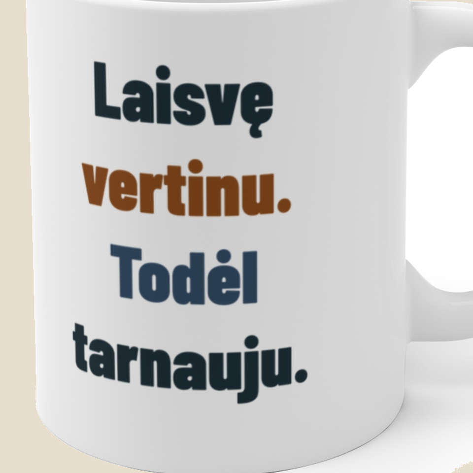 Laisvę vertinu. Todėl tarnauju. — Puodelis, artimas spaudos vaizdas