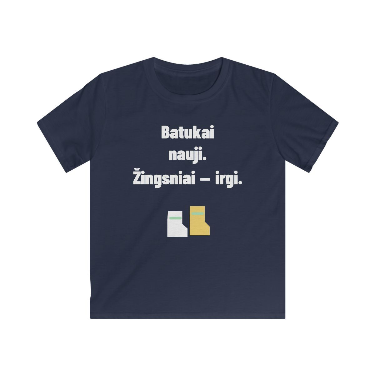 Batukai nauji. Žingsniai – irgi. — Vaikiški marškinėliai, artimas spaudos vaizdas