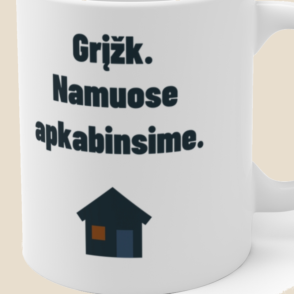 Grįžk. Namuose apkabinsime. — Puodelis, artimas spaudos vaizdas