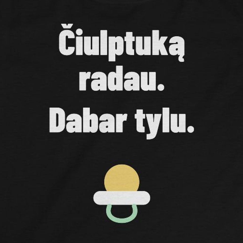 Čiulptuką radau. Dabar tylu. — Vaikiški marškinėliai, artimas spaudos vaizdas