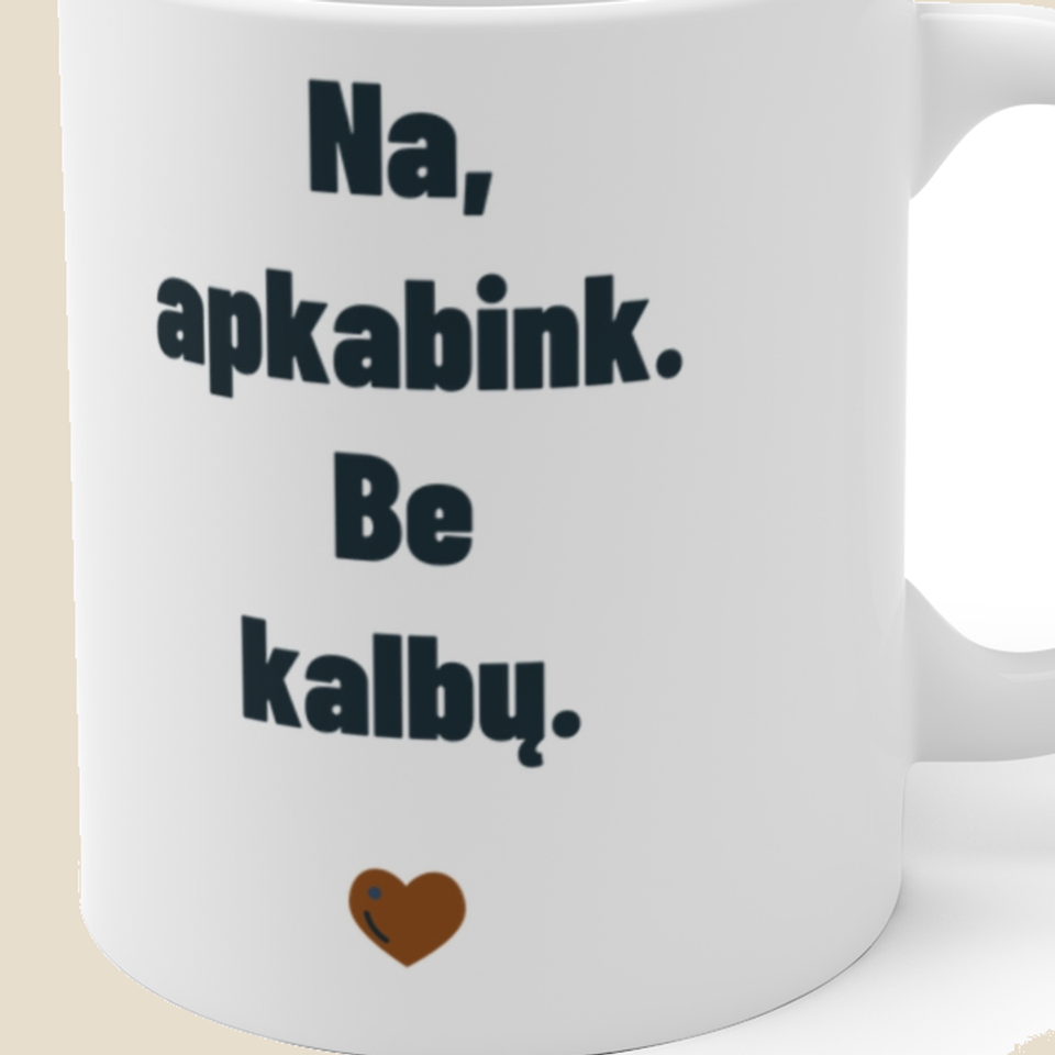 Na, apkabink. Be kalbų. — Puodelis, artimas spaudos vaizdas