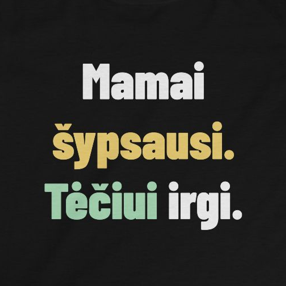 Mamai šypsausi. Tėčiui irgi. — Vaikiški marškinėliai, artimas spaudos vaizdas