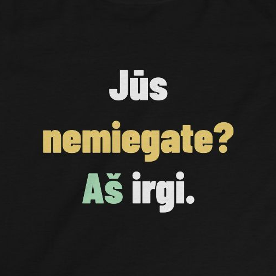 Jūs nemiegate? Aš irgi. — Vaikiški marškinėliai, artimas spaudos vaizdas