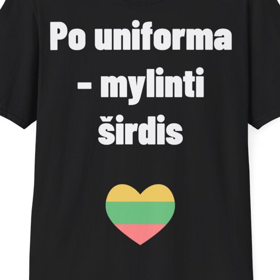 Po uniforma – mylinti širdis — Marškinėliai, artimas spaudos vaizdas