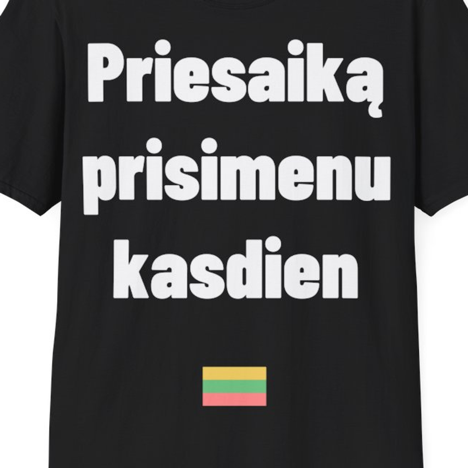 Priesaiką prisimenu kasdien — Marškinėliai, artimas spaudos vaizdas