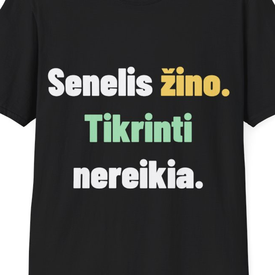Senelis žino. Tikrinti nereikia. — Marškinėliai, artimas spaudos vaizdas