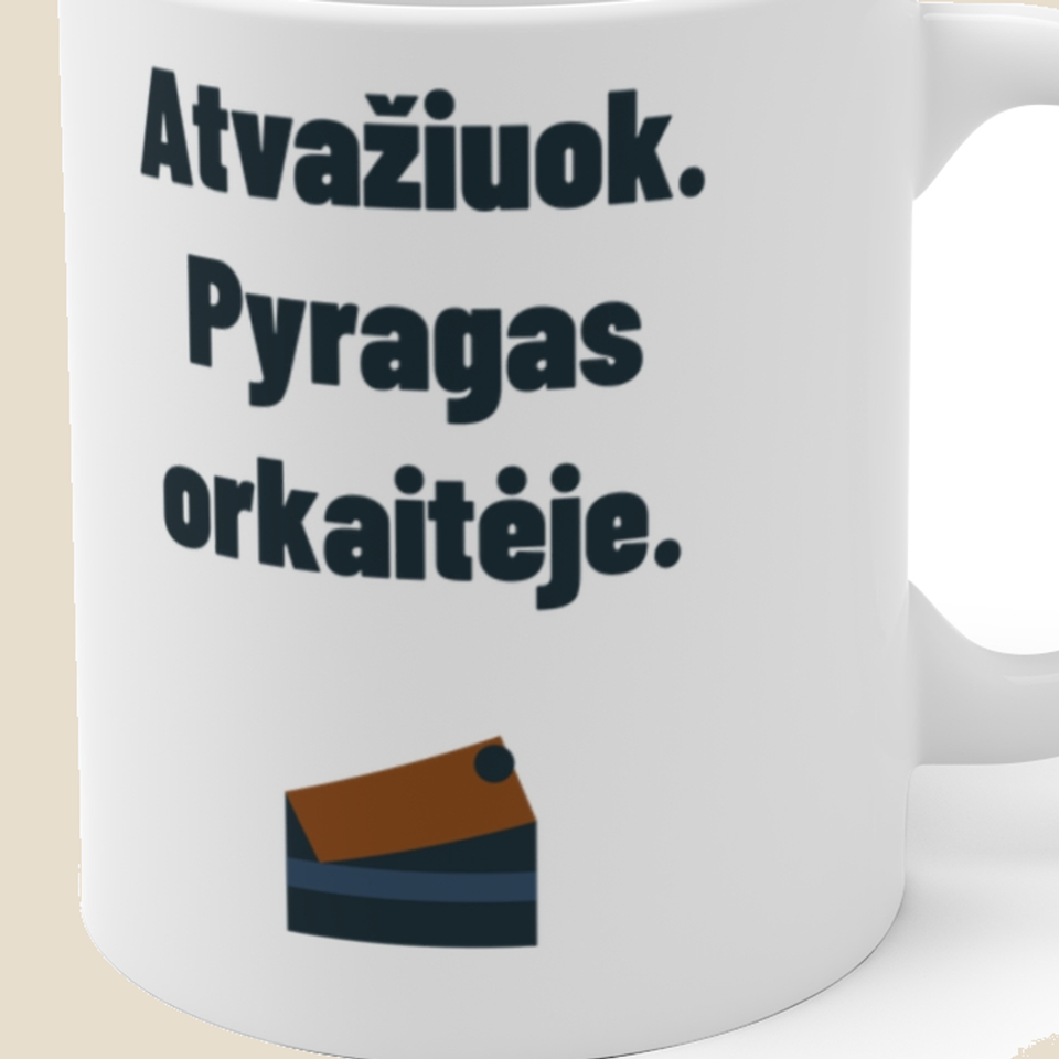 Atvažiuok. Pyragas orkaitėje. — Puodelis, artimas spaudos vaizdas