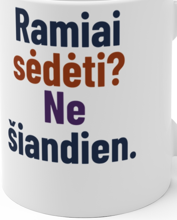 Ramiai sėdėti? Ne šiandien. – Puodelis, artimas spaudos vaizdas