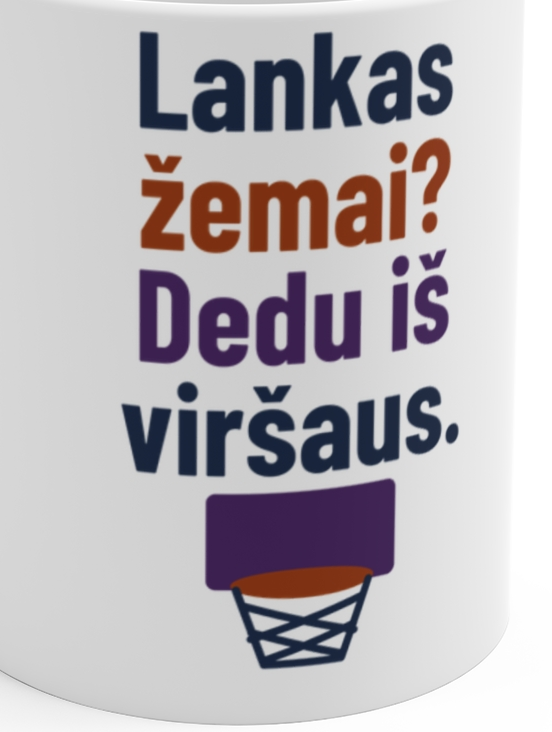 Lankas žemai? Dedu iš viršaus. – Puodelis, artimas spaudos vaizdas