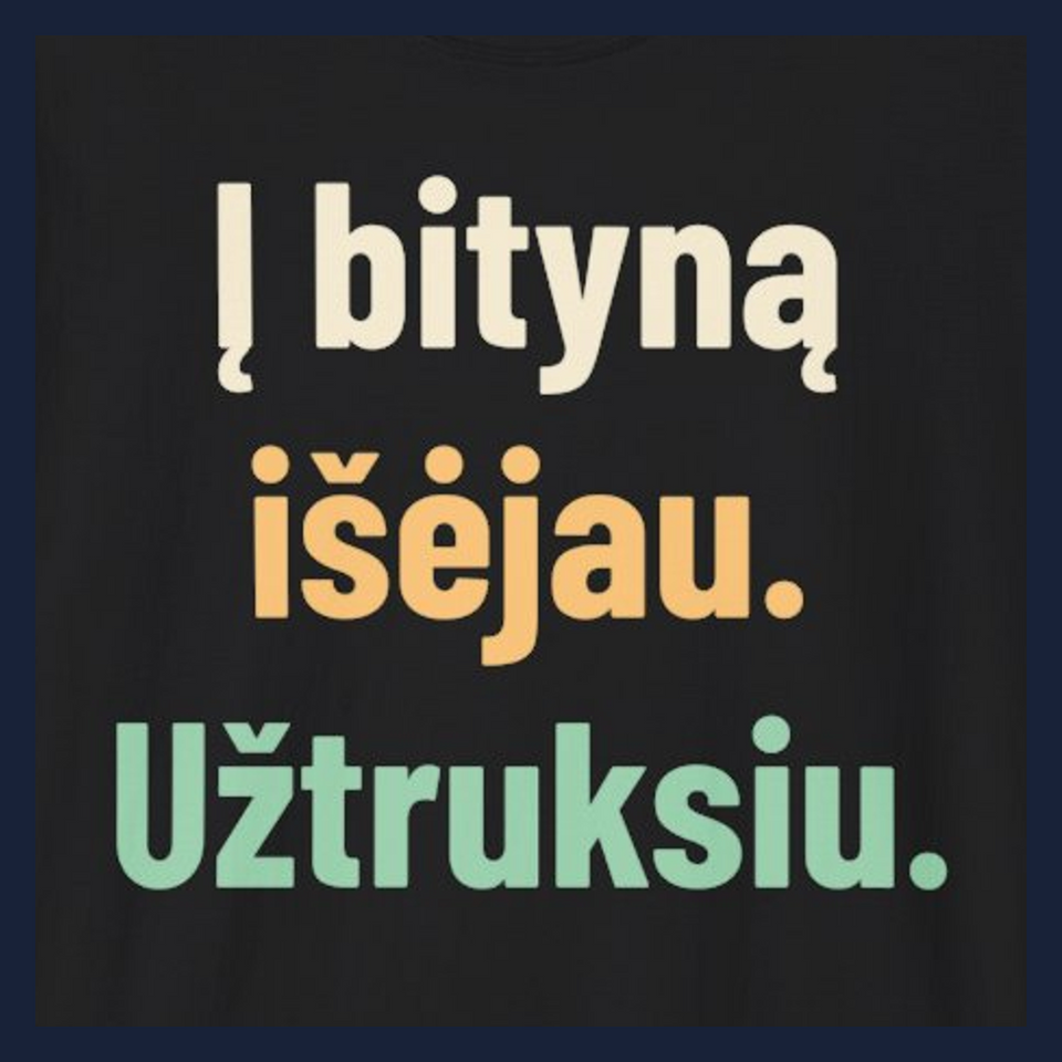 Į bityną išėjau. Užtruksiu. · Marškinėliai · Užrašo stambus planas