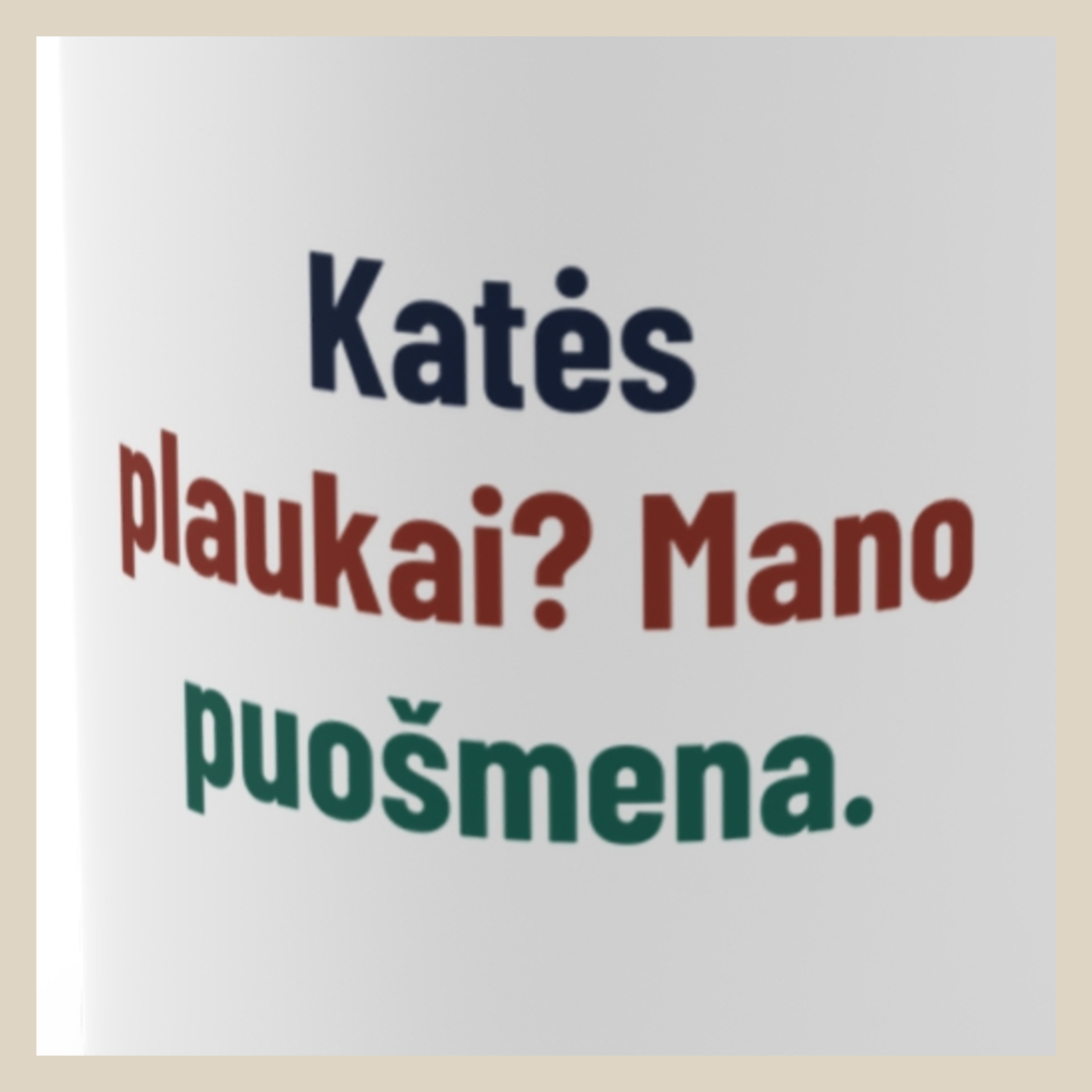 Katės plaukai? Mano puošmena. · Puodelis · Užrašo stambus planas