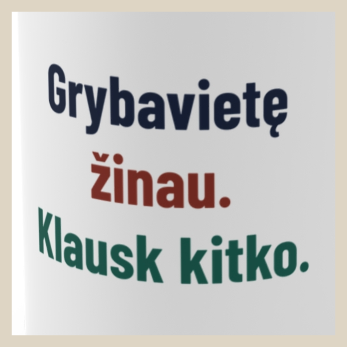Grybavietę žinau. Klausk kitko. · Puodelis · Užrašo stambus planas