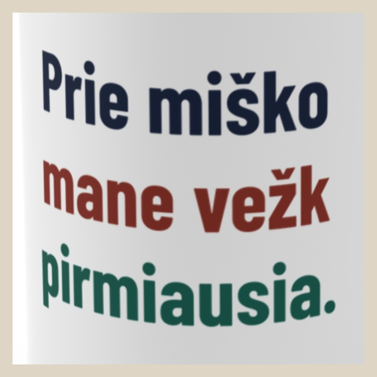 Prie miško mane vežk pirmiausia. · Puodelis · Užrašo stambus planas