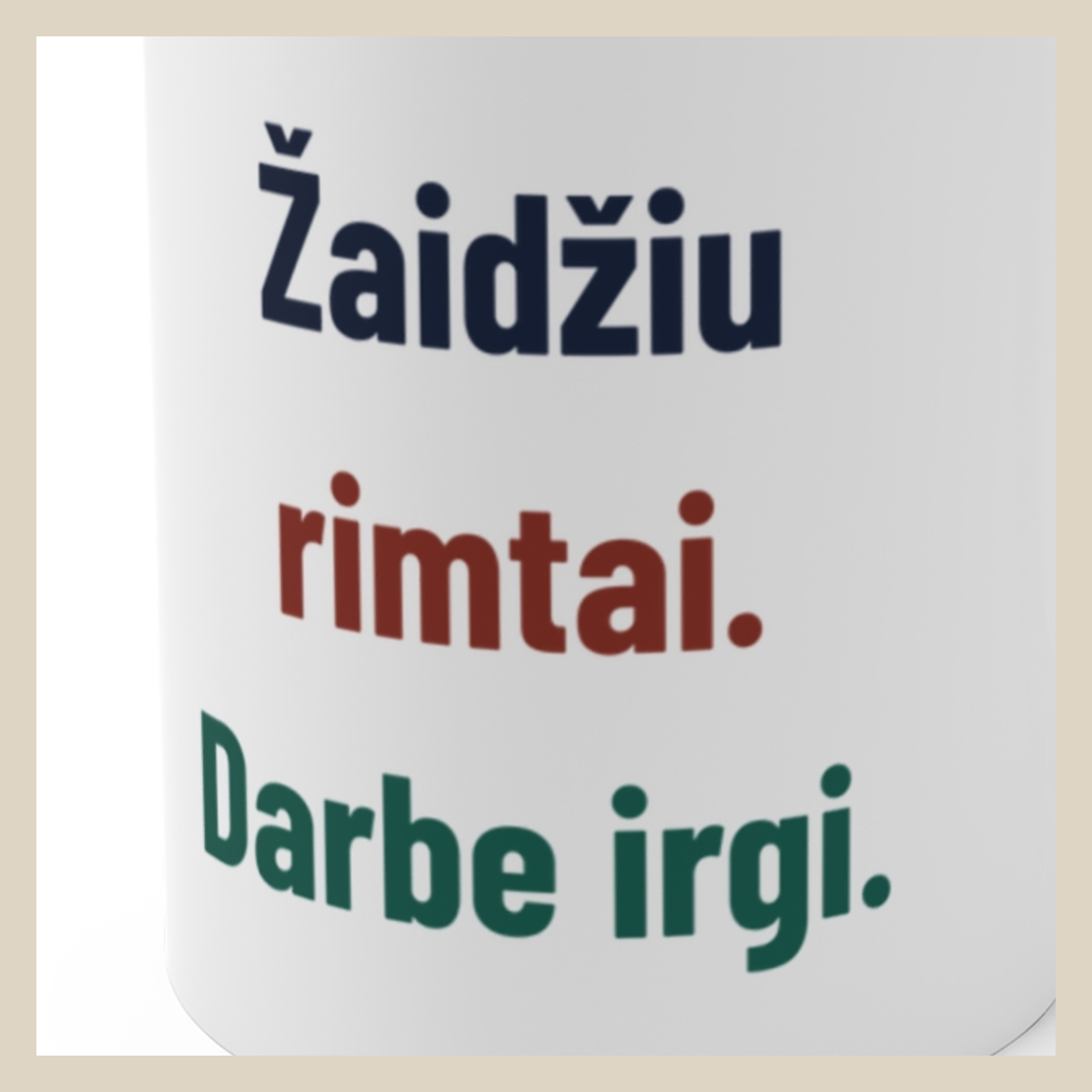 Žaidžiu rimtai. Darbe irgi. · Puodelis · Užrašo stambus planas