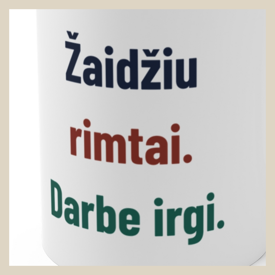 Žaidžiu rimtai. Darbe irgi. · Puodelis · Užrašo stambus planas