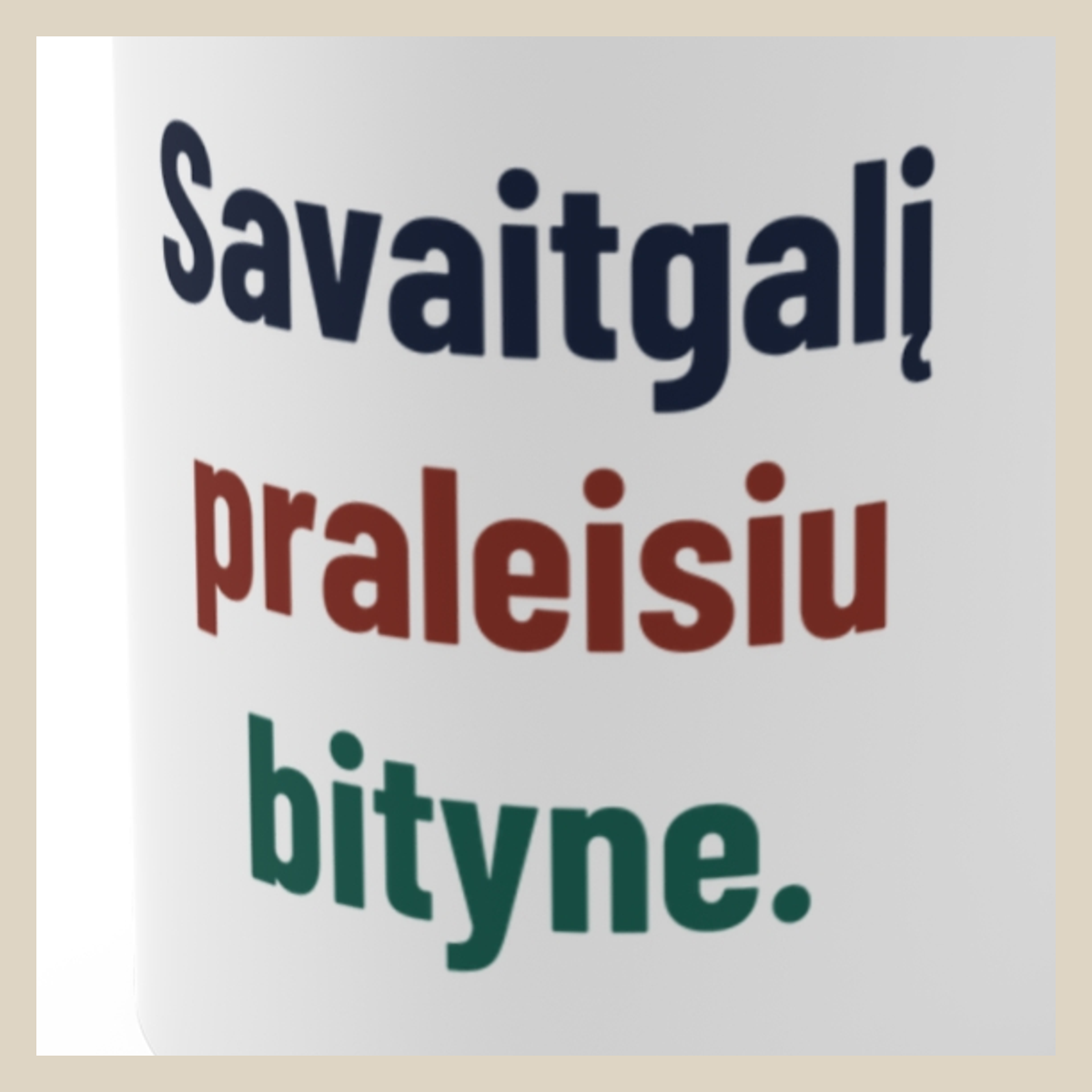Savaitgalis? Bityne. – Savaitgalį praleisiu bityne. · Puodelis · Užrašo stambus planas