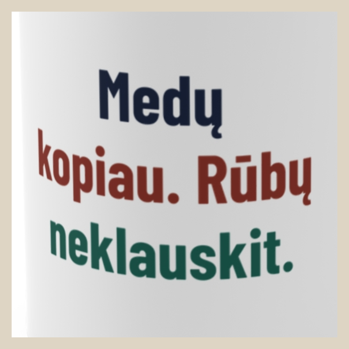 Medų kopiau. Rūbų neklauskit. · Puodelis · Užrašo stambus planas