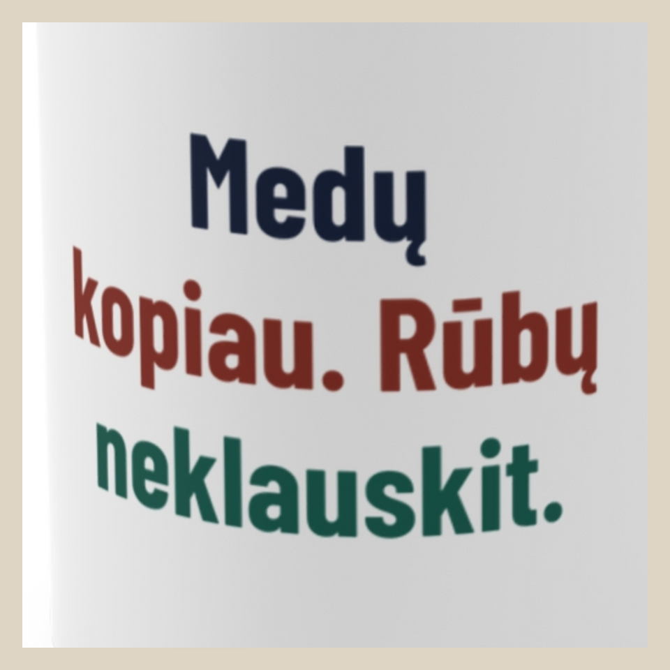 Medų kopiau. Rūbų neklauskit. · Puodelis · Užrašo stambus planas