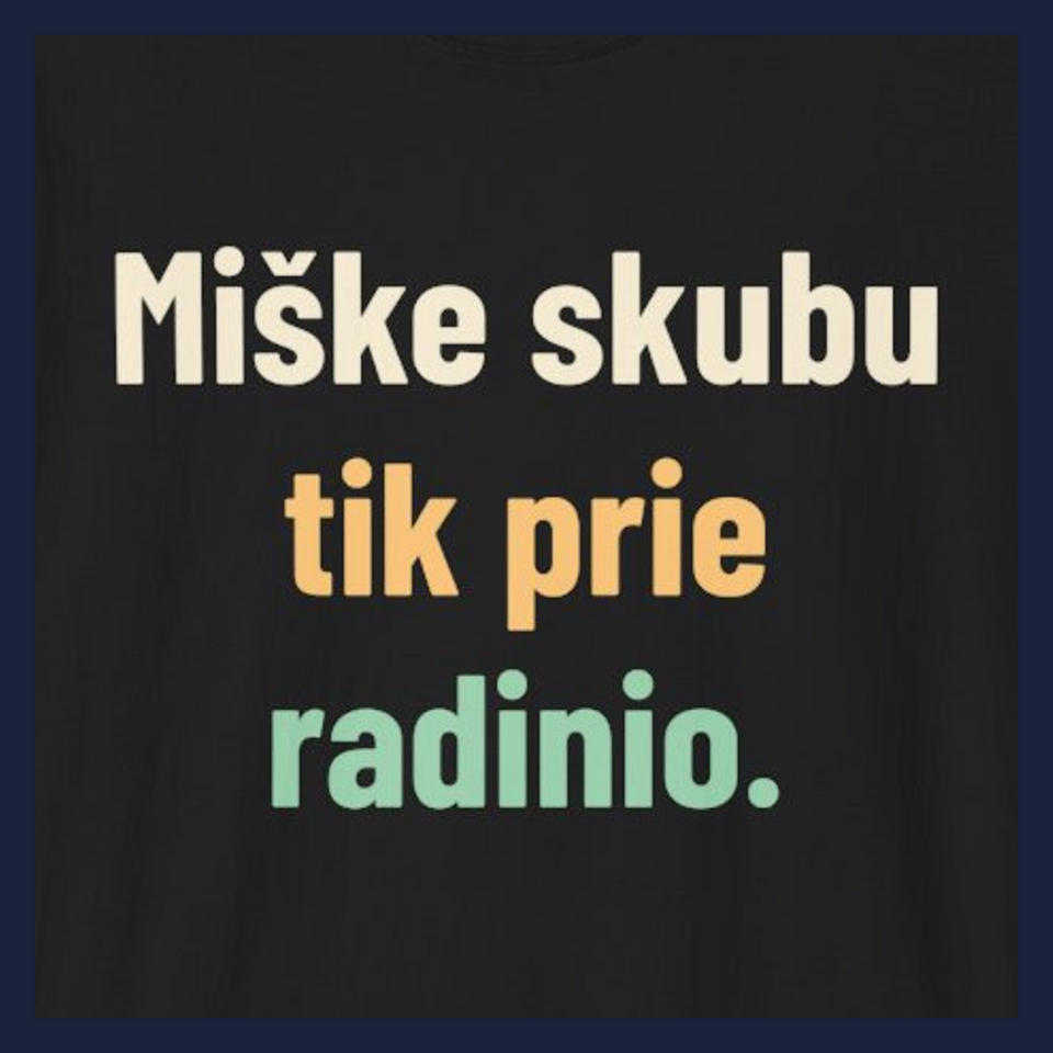 Miške skubu tik prie radinio. · Marškinėliai · Užrašo stambus planas
