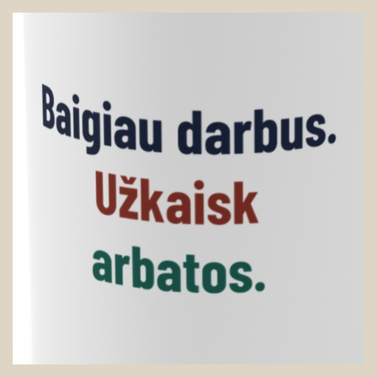 Baigiau darbus. Užkaisk arbatos. · Puodelis · Užrašo stambus planas