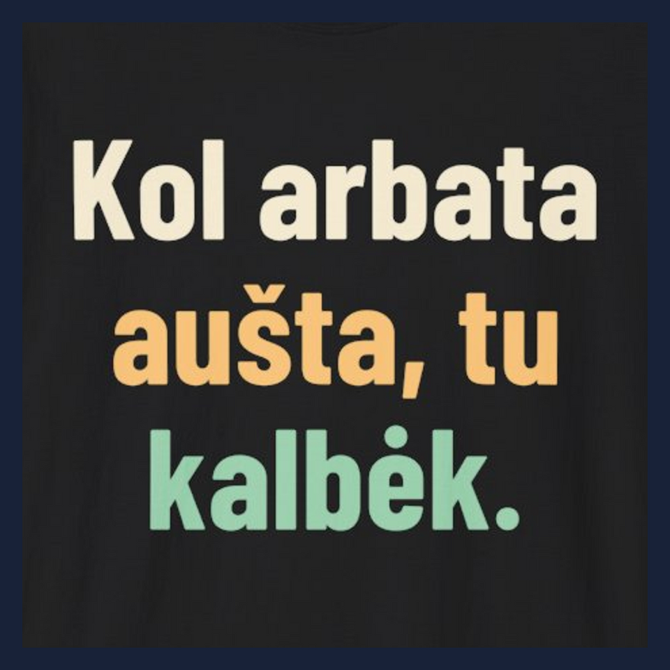 Kol arbata vėsta, tu kalbėk. – Kol arbata aušta, tu kalbėk. · Marškinėliai · Užrašo stambus planas