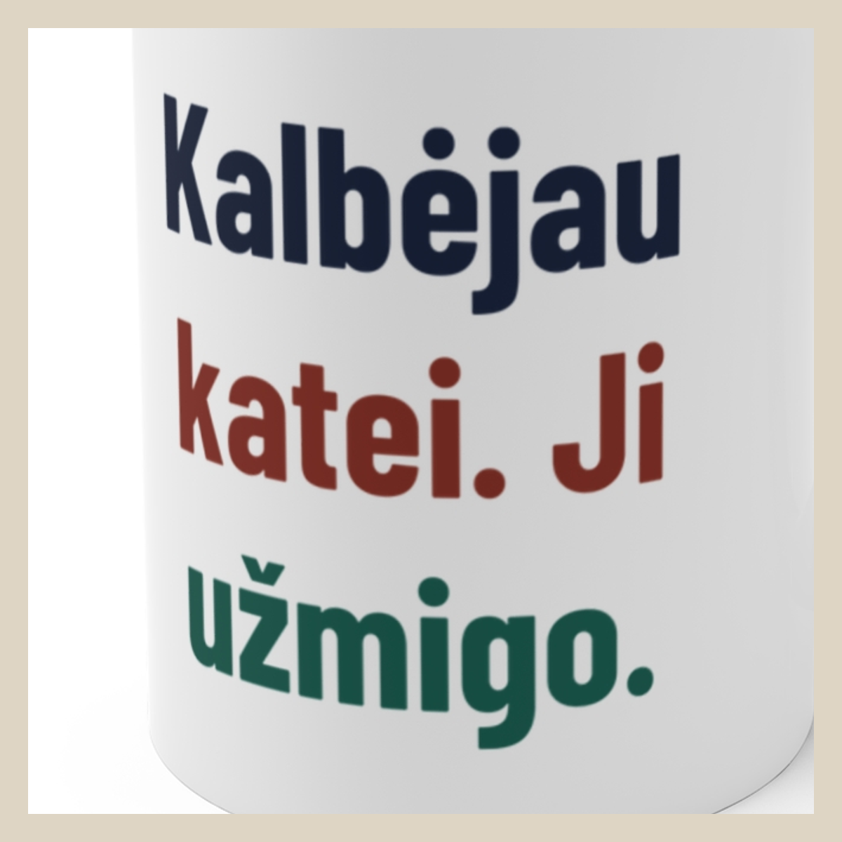 Kalbėjau katei. Ji užmigo. · Puodelis · Užrašo stambus planas