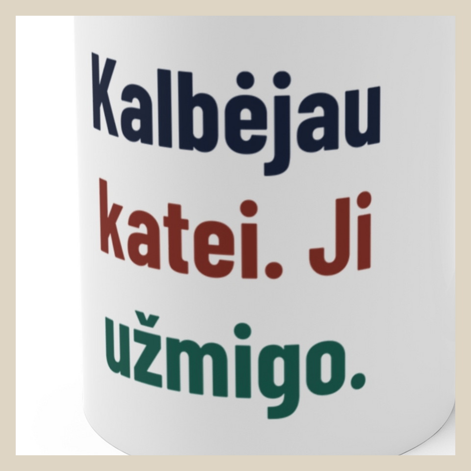 Kalbėjau katei. Ji užmigo. · Puodelis · Užrašo stambus planas