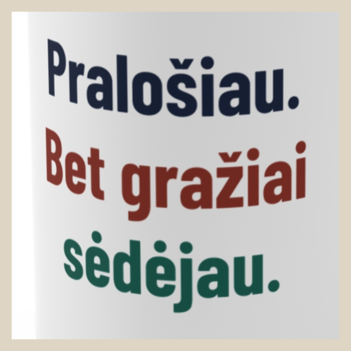 Pralošiau. Bet gražiai. – Pralošiau. Bet gražiai sėdėjau. · Puodelis · Užrašo stambus planas