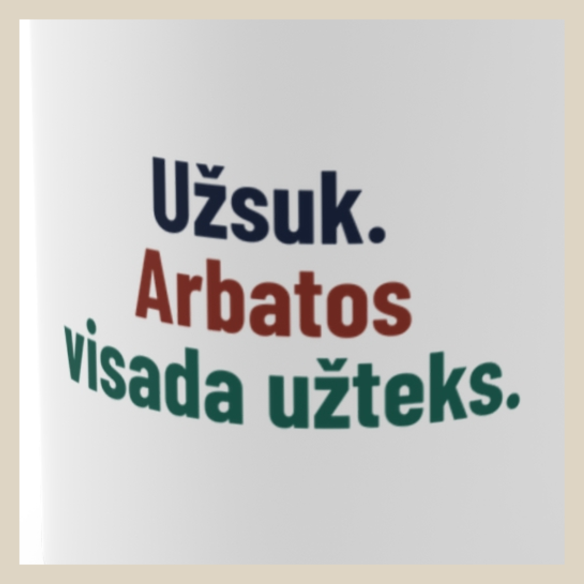 Užsuk. Arbatos visada užteks. · Puodelis · Užrašo stambus planas