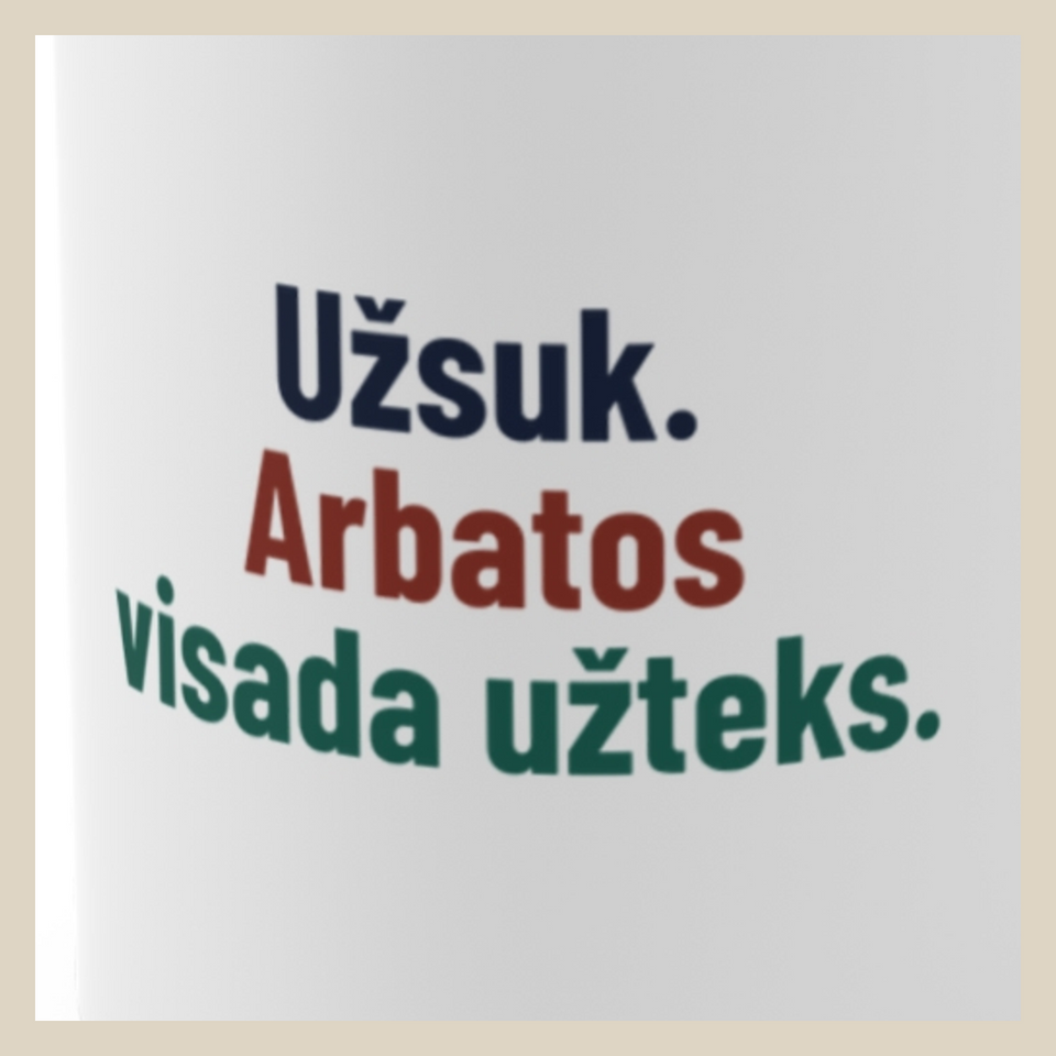 Užsuk. Arbatos visada užteks. · Puodelis · Užrašo stambus planas