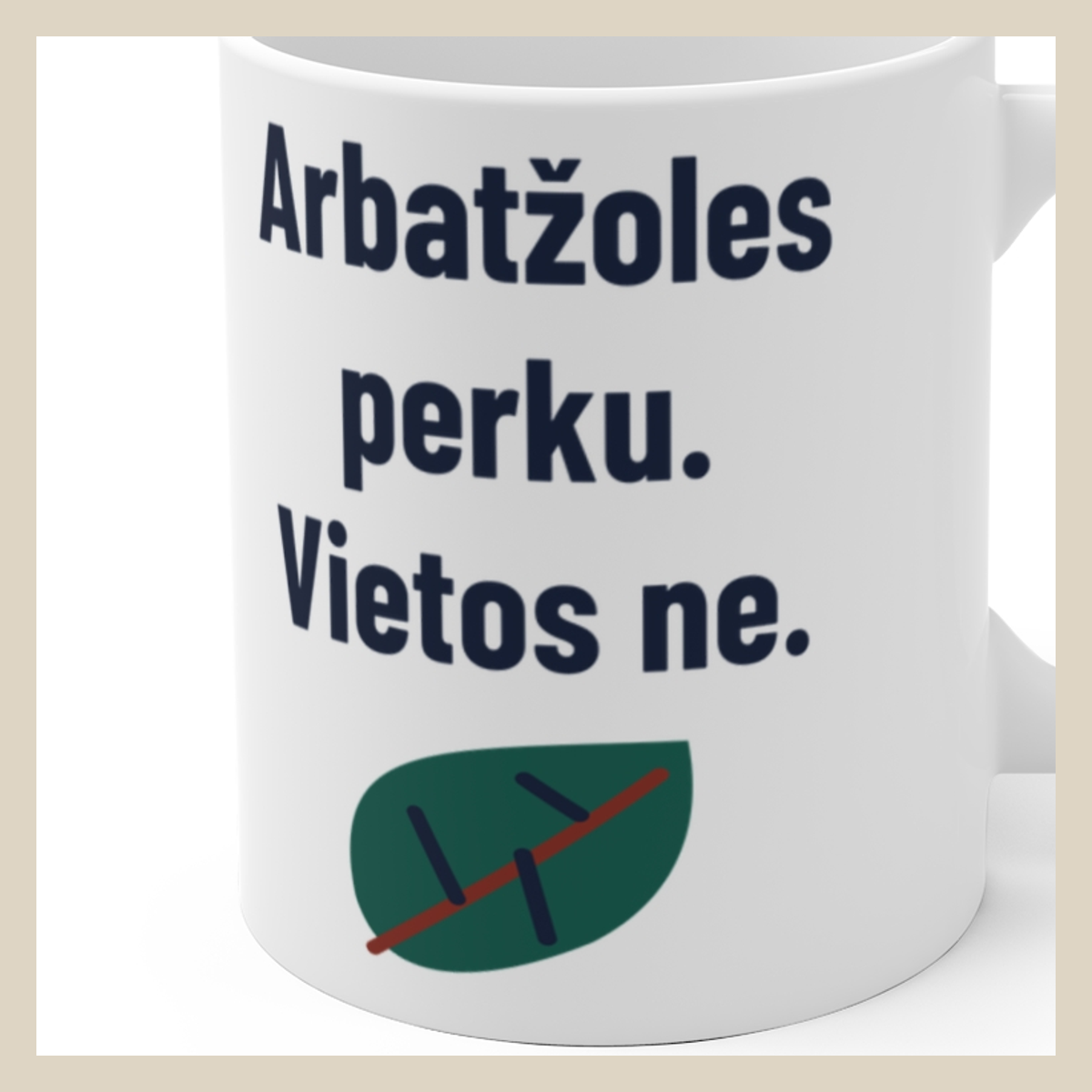 Arbatos perku. Vietos jai – nebėra. – Arbatžoles perku. Vietos ne. · Puodelis · Užrašo stambus planas