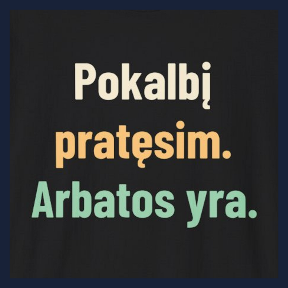 Pokalbį pratęsim. Arbatos yra. · Marškinėliai · Užrašo stambus planas