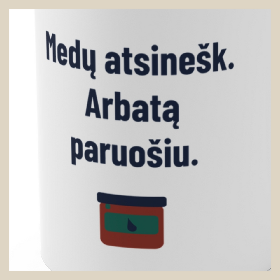 Medų atsinešk. Arbatą paruošiu. · Puodelis · Užrašo stambus planas