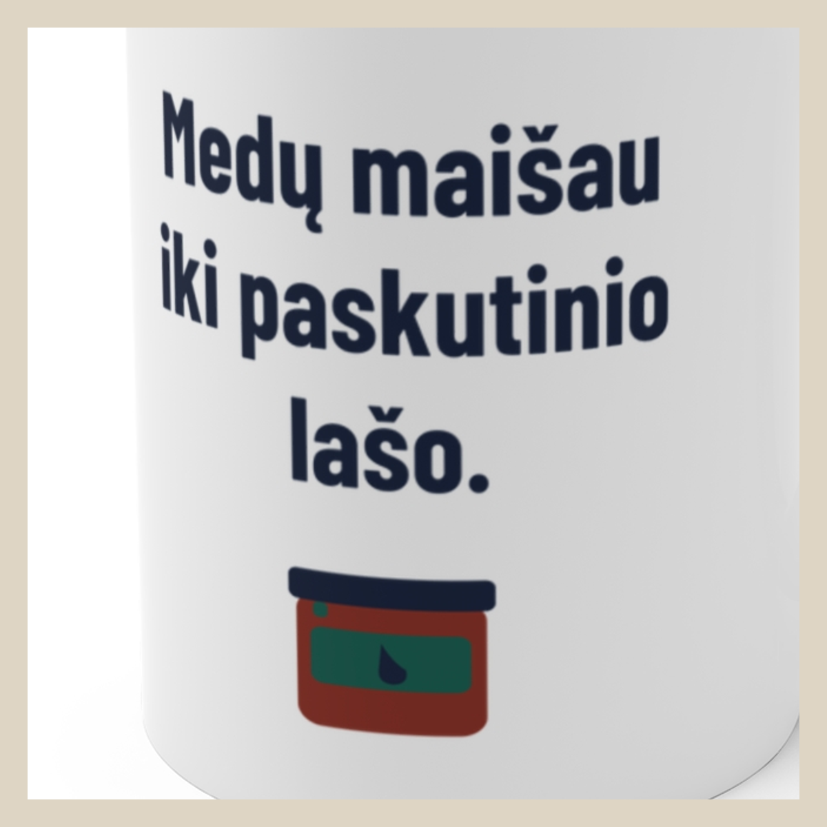 Medaus – iki paskutinio šaukšto. – Medų maišau iki paskutinio lašo. · Puodelis · Užrašo stambus planas