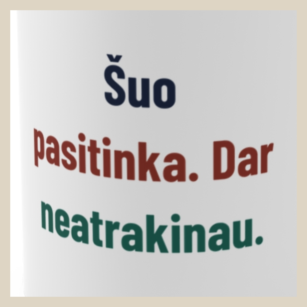 Šuo pasitinka. Dar neatrakinau. · Puodelis · Užrašo stambus planas