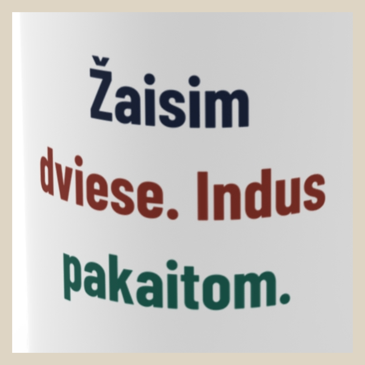 Žaisim dviese. Indus pakaitom. · Puodelis · Užrašo stambus planas