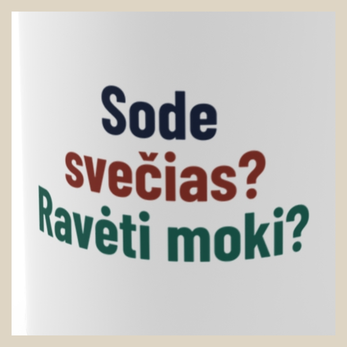 Sode svečias? Ravėti moki? · Puodelis · Užrašo stambus planas