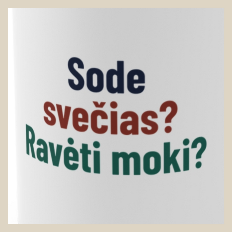 Sode svečias? Ravėti moki? · Puodelis · Užrašo stambus planas