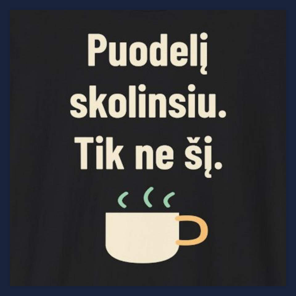 Puodelį skolinsiu. Tik ne šį. · Marškinėliai · Užrašo stambus planas