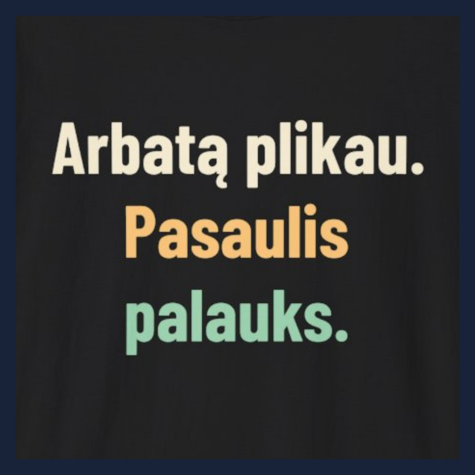 Arbatą plikau. Pasaulis palauks. · Marškinėliai · Užrašo stambus planas