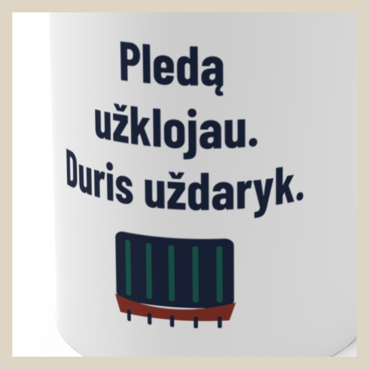 Pledu užsiklojau. Duris uždaryk. – Pledą užklojau. Duris uždaryk. · Puodelis · Užrašo stambus planas
