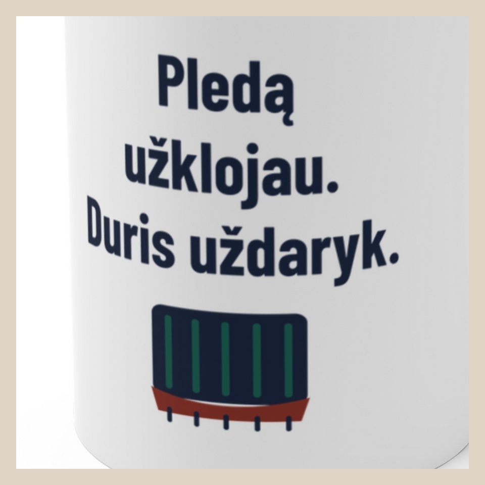 Pledą užklojau. Duris uždaryk. · Puodelis · Užrašo stambus planas