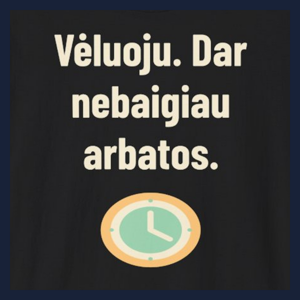 Vėluoju. Dar nebaigiau arbatos. · Marškinėliai · Užrašo stambus planas