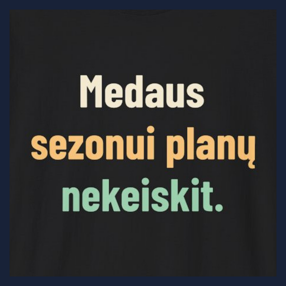 Medaus sezonui planų nekeiskit. · Marškinėliai · Užrašo stambus planas
