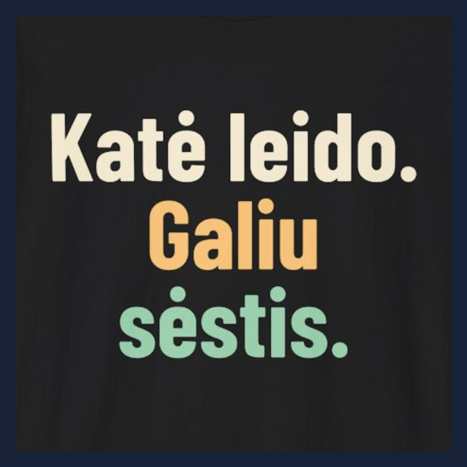 Katė leido. Galiu sėstis. · Marškinėliai · Užrašo stambus planas